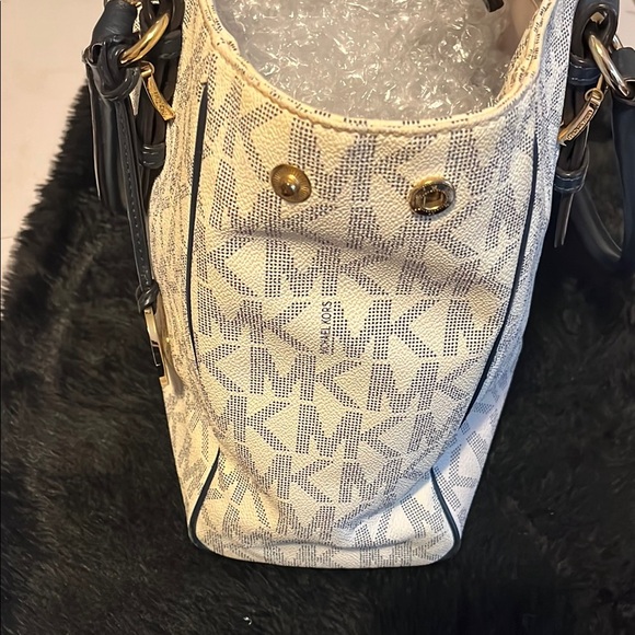 Michael Kors Signature Tote Bag - Picture 5 of 10